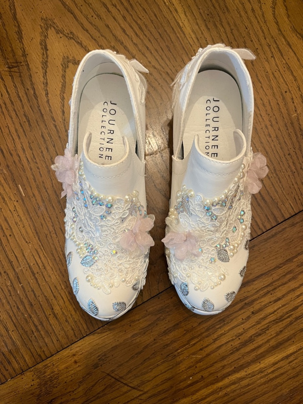Journee Collection Floral Appliqué Slip-On Shoes, size 8 - Picture 5 of 15